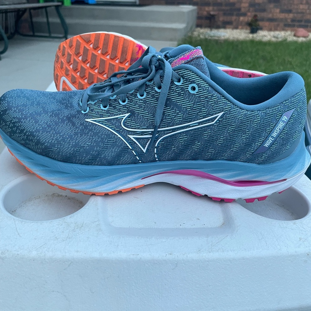 Mizuno Inspire 19. Size Women’s 11. Wore twice. Excellent shape!